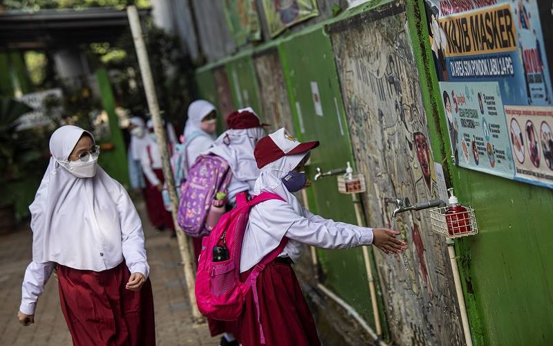 Sejumlah siswa mencuci tangannya seusai mengikuti embelajaran tatap muka di SDN Pondok Labu 14 Pagi, Jakarta Selatan, Senin (30/8/2021). Sebanyak 610 sekolah di Ibu Kota menggelar pembelajaran tatap muka secara terbatas dengan protokol kesehatan ketat. ANTARA FOTO/Sigid Kurniawan