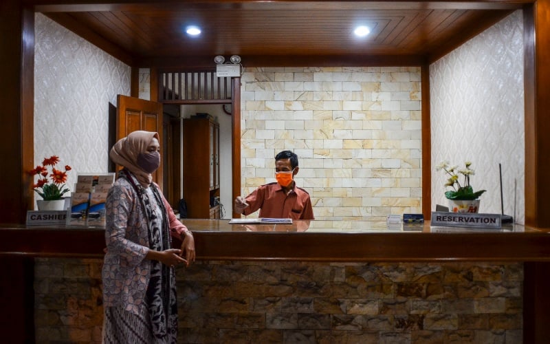 Pekerja melayani tamu di Hotel The Priangan, Kabupaten Ciamis, Jawa Barat, Jumat (2/10/2020). /Antara Foto-Adeng Bustomi
