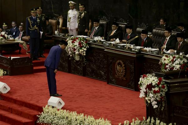 Presiden RI Joko Widodo memberikan hormat sebelum menyampaikan pidato dalam Sidang Tahunan MPR, Kamis (16/8)./JIBI-Felix Jody
