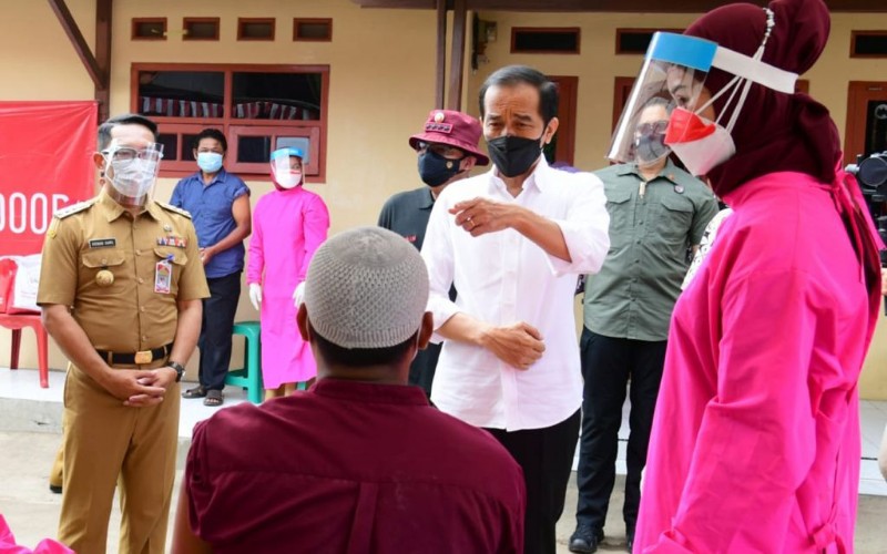  Ridwan Kamil Dampingi Presiden Vaksinasi Door to Door