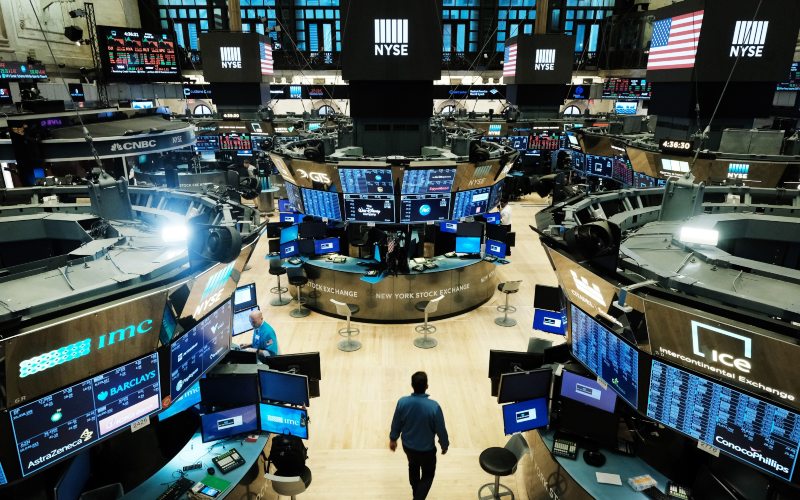  Investor Cerna Sejumlah Data Ekonomi, Wall Street Fluktuatif