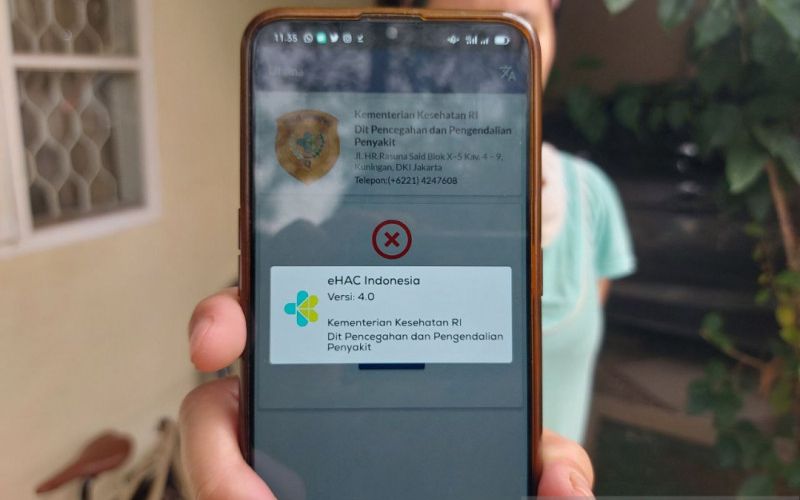 Seorang pengguna eHAC di Kota Bekasi, Jawa Barat, memperlihatkan aplikasi lama yang sudah tidak berfungsi, Selasa (31/8/2021). ANTARA/Andi Firdaus