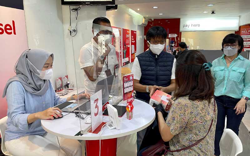  Sambut Hari Pelanggan Nasional, Dirut Telkomsel Hendri Mulya Syam Sapa Pelanggan di GraPARI Dago Bandung