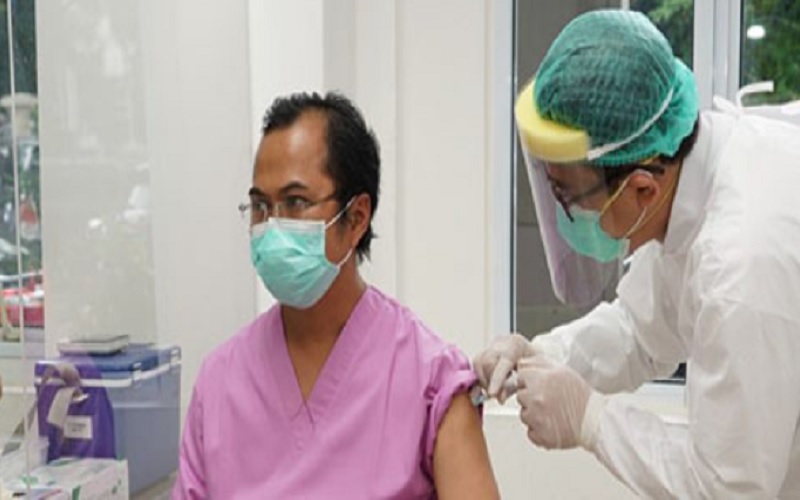 Tenaga kesehatan di RSCM menjalani vaksinasi Covid-19, Kamis (14/1/2021)./Dok. Kementerian Kesehatan