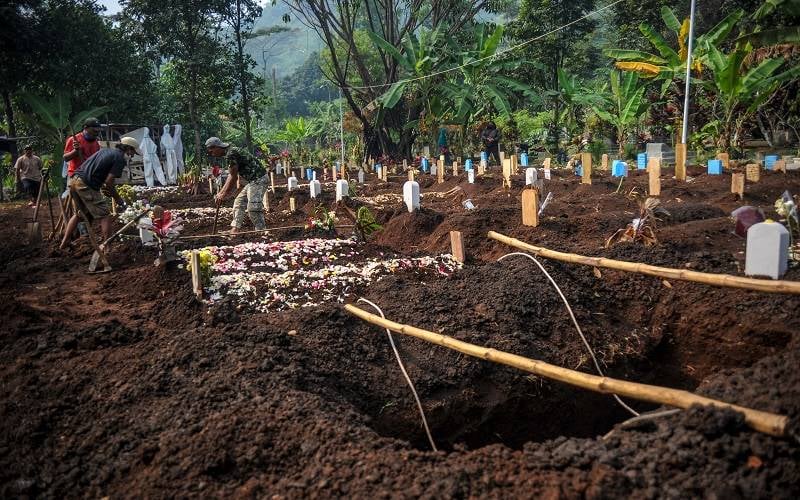Petugas menggali liang lahat di lahan baru pemakaman khusus Covid-19 di TPU Kihafit, Leuwigajah, Cimahi, Jawa Barat, Minggu (8/8/2021). Pemerintah Kota Cimahi menjadikan TPU Kihafit sebagai lahan pemakaman baru bagi pasien yang meninggal dunia akibat Covid-19 dengan daya tampung 170 liang. ANTARA FOTO/Raisan Al Farisi