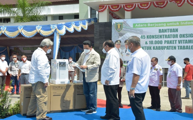  Adaro Serahkan Bantuan 65 Konsentrator Oksigen dan 14.000 Paket Vitamin Untuk Tabalong dan Balangan