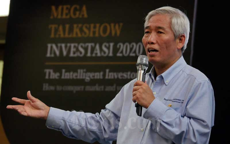 Investor saham yang dijuluki Warren Buffet Indonesia Lo Kheng Hong memaparkan materinya pada acara Mega Talkshow Investasi 2020 di Aula Barat Institut Teknologi Bandung (ITB), Bandung, Jawa Barat, Sabtu (7/3/2020). Bisnis/Rachman