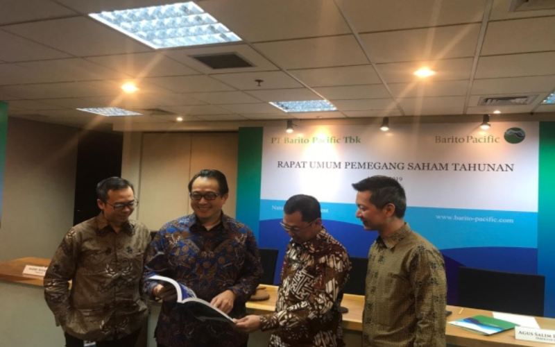 Direksi Barito Pacific berfoto usai rapat umum pemegang saham tahunan kinerja 2018 di Jakarta, Rabu (15/5/2019)./Bisnis-M. Nurhadi Pratomo