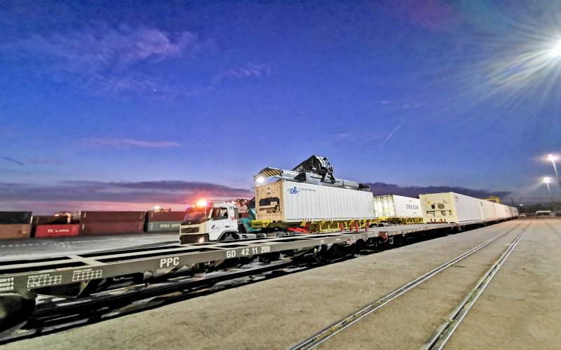  Angkutan Logistik Kereta Api di Terminal Petikemas Surabaya Mulai Beroperasi
