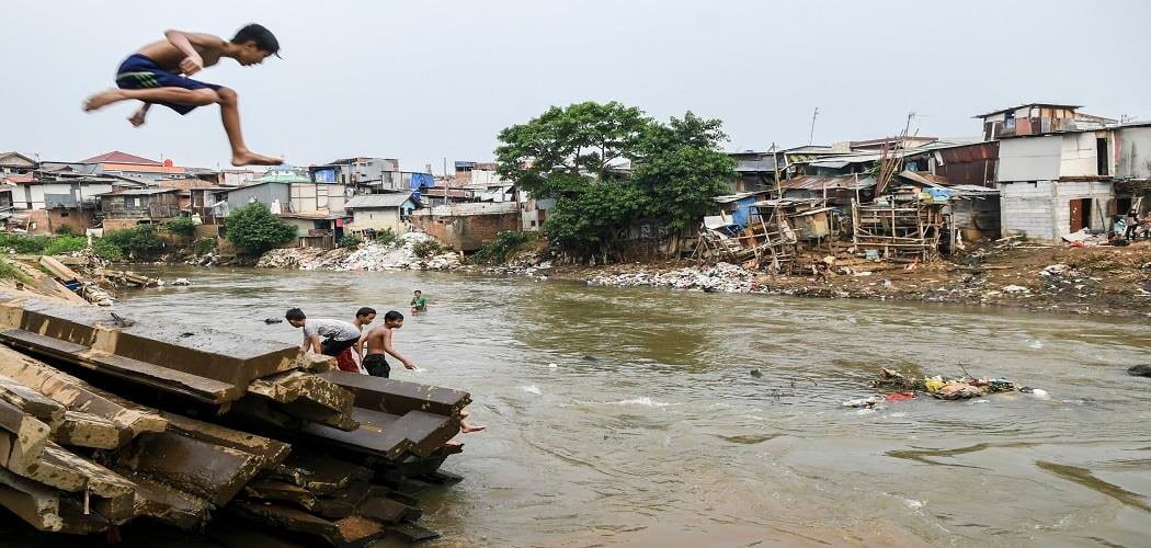 Sejumlah anak bermain di Sungai Ciliwung, Jakarta, Selasa (24/8/2021). Sungai Ciliwung menjadi tempat untuk bermain bagi mereka di kala pandemi dikarenakan taman kota ditutup dan juga karena kurangnya ruang bermain bagi anak-anak. - Antara