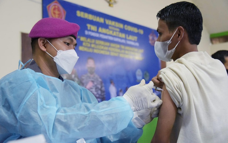  TNI AL Gelar Serbuan Vaksin di Pondok Pesantren