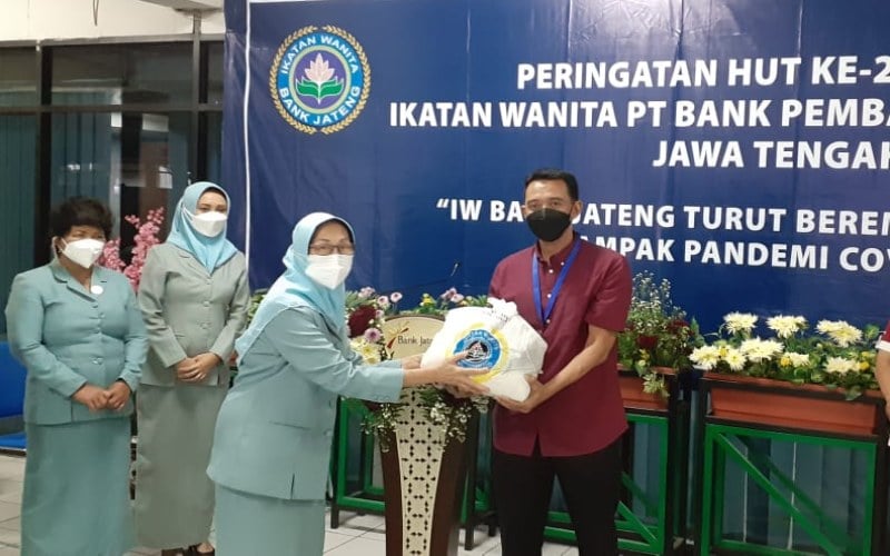  Ikatan Wanita Bank Jateng Berbagi Ribuan Paket Sembako