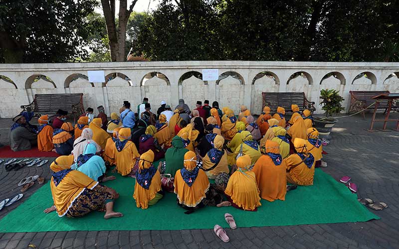  Kawasan Makan Presiden Soekarno Masih Ditutup, Peziarah Berdoa Di Luar Pagar