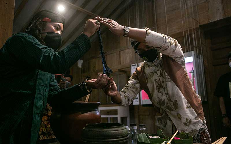  Jamasan Keris Oleh Komunitas Tosan Aji di Yogyakarta