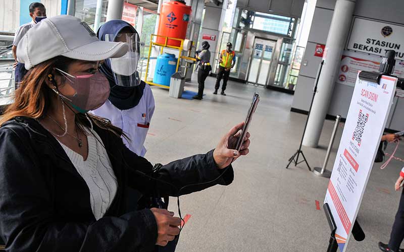  PT KAI Commuter Mulai Lakukan Uji Coba Penggunaan Aplikasi Peduli Lindungi di 11 Stasiun