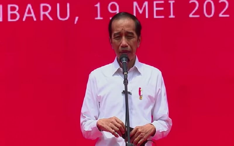 Presiden Joko Widodo usai meninjau vaksinasi Covid-19 di GOR Pekanbaru, Kota Pekanbaru, Riau, Rabu(19/5/2021)./Antararn