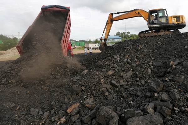 Aktivitas bongkar muat batu bara di salah satu tempat penampungan di Balikpapan, Kalimantan Timur, Rabu (3/10/2018)./ANTARA-Irwansyah Putra