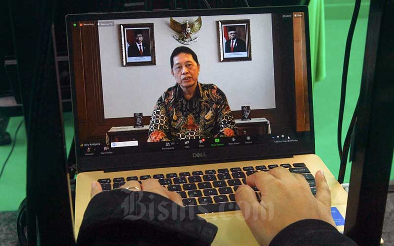 Kepala Eksekutif Pengawas Perbankan OJK Heru Kristiyana (dalam layar) memberikan pemaparan dalam Banking Outlook 2021 secara webinar di Jakarta, Selasa (7/9/2021). Bisnis/Himawan L Nugraha
