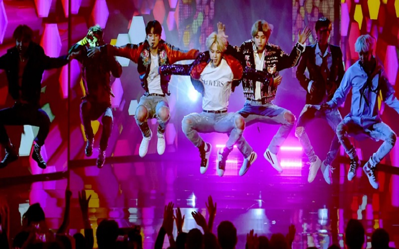 Boy Band K-Pop BTS tampil memukai di panggung / BBC.com