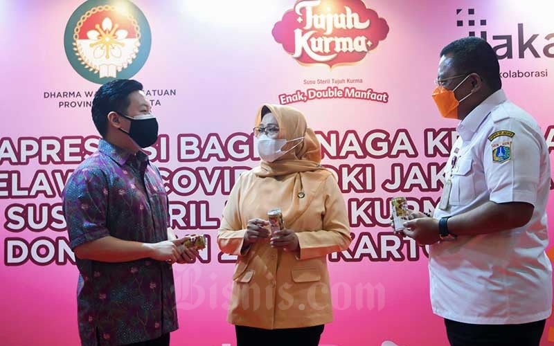  Susu Steril Tujuh Kurma bersama DWP Provinsi DKI Bagikan Susu Kepada Tenaga Kesehatan