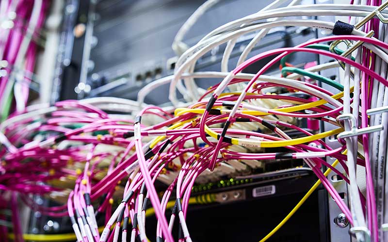 Kabel menghubungkan server di lab 5G di kampus Vodafone Kabel Deutschland GmbH di Duesseldorf, Jerman, Selasa (21/1/2020). Bloomberg/Wolfram Schroll