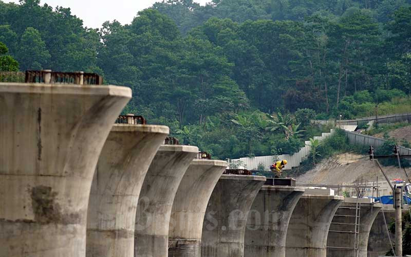 Aktivitas proyek Kereta Cepat Jakarta-Bandung (KCJB) di salah satu tunnel atau terowongan di kawasan Tol Purbaleunyi KM 125, Cibeber, Cimahi Selatan, Jawa Barat, Kamis (2/4/2020). Bisnis/Rachman