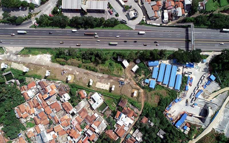 Foto udara proyek Kereta Cepat Jakarta-Bandung (KCJB) di salah satu tunnel atau terowongan di kawasan Tol Purbaleunyi KM 125, Cibeber, Cimahi Selatan, Jawa Barat, Kamis (2/4/2020). Bisnis/Rachman