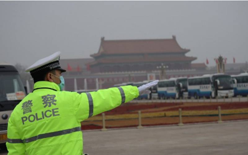 Ilustrasi - Polisi mengatur lalu lintas di bawah kabut tebal di seberang Kota Terlarang, Beijing/Antara-M. Irfan Ilmie