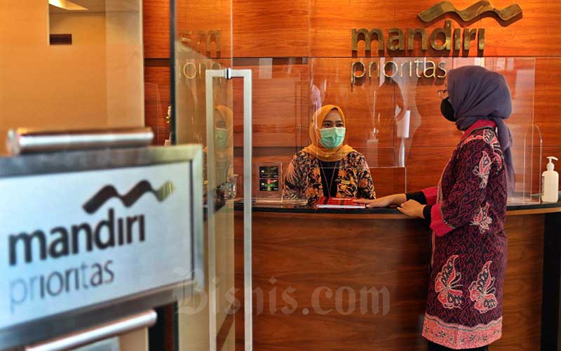 Karyawan melayani nasabah Prioritas di Cabang Mandiri Prioritas Plaza Mandiri, Jakarta, Rabu (7/10/2020).  Bisnis/Eusebio Chrysnamurti