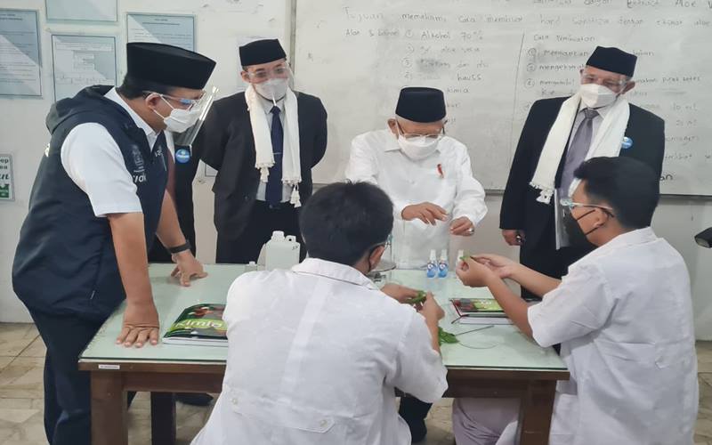 Wakil Presiden (Wapres) K.H. Ma'ruf Amin melakukan peninjauan pelaksanaan PTM di Pondok Pesantren Darunnajah, Jakarta./Istimewa