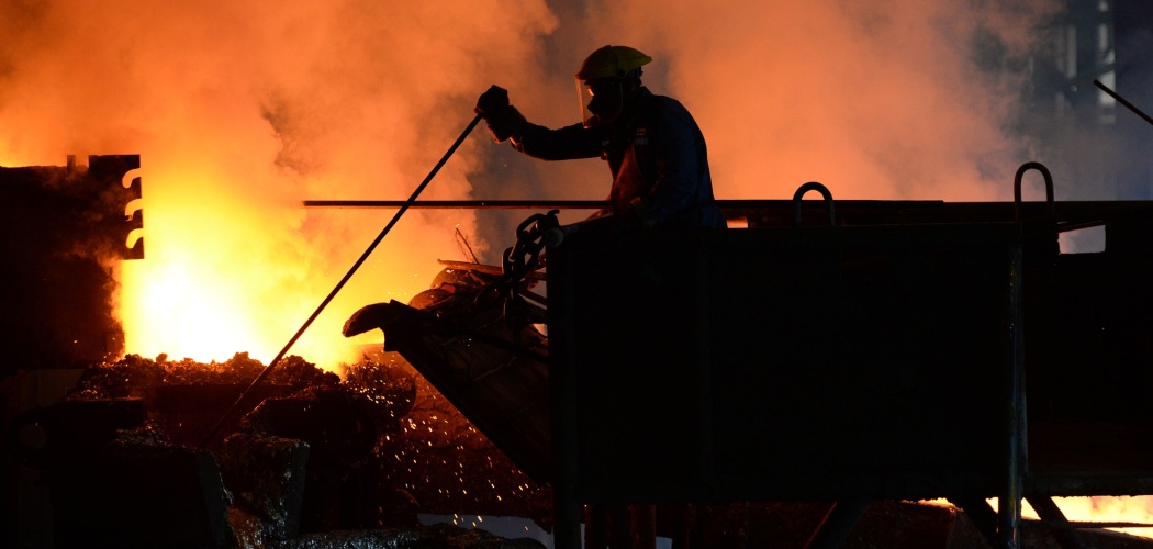 Suasana di smelter milik PT Timah Tbk. (TINS) di Mentok, Bangka, Indonesia, Selasa (19/11/2013)./Bloomberg-Dimas Ardian
