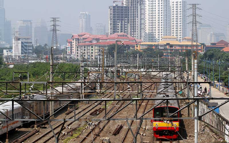 Rangkaian kereta rel listrik (KRL) melintas di kawasan Tanah Abang, Jakarta, Minggu (19/4/2020). Bisnis/Arief Hermawan P 