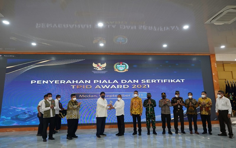 Menteri Koordinator Perekonomian Airlangga Hartarto menyerahkan secara langsung apresiasi atas pencapaian Provinsi Sumatra Utara sebagai TPID Provinsi Terbaik Wilayah Sumatra kepada Gubernur Sumut Edy Rahmayadi, Kamis (9/9/2021). /Istimewa