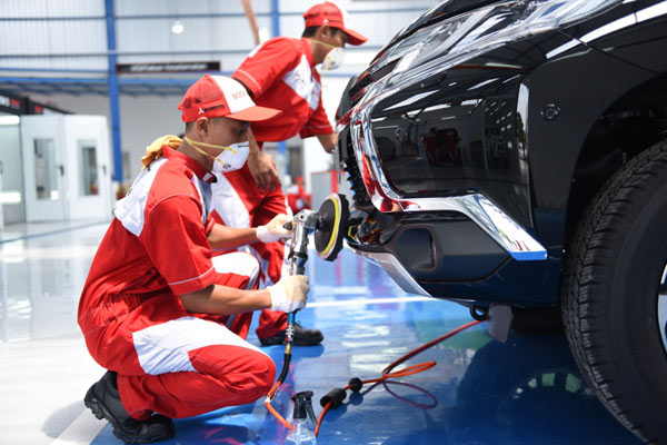 Proses perbaikan kendaraan di fasilitas resmi Mitsubishi Bodi & Cat di diler Mitsubishi BRA Semarang. /MMKSI