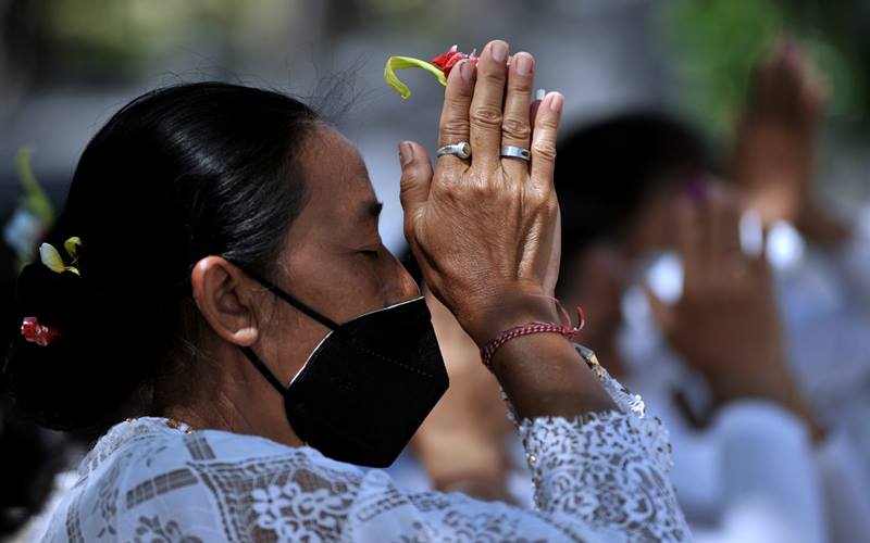 rnUmat Hindu mengikuti rangkaian ritual upacara Aci Pakelem Hulu-Teben ring Panca Segara di Pantai Kuta, Badung, Bali, Sabtu (7/8/2021). Ritual yang diselenggarakan Pemerintah Provinsi Bali serentak di lima titik itu dilakukan untuk memohon agar pandemi Covid-19 dapat segera berakhir sehingga kehidupan masyarakat dapat berjalan normal kembali serta memohon agar umat manusia dihindarkan dari berbagai bencana dan musibah. ANTARA FOTO/Fikri Yusufrn