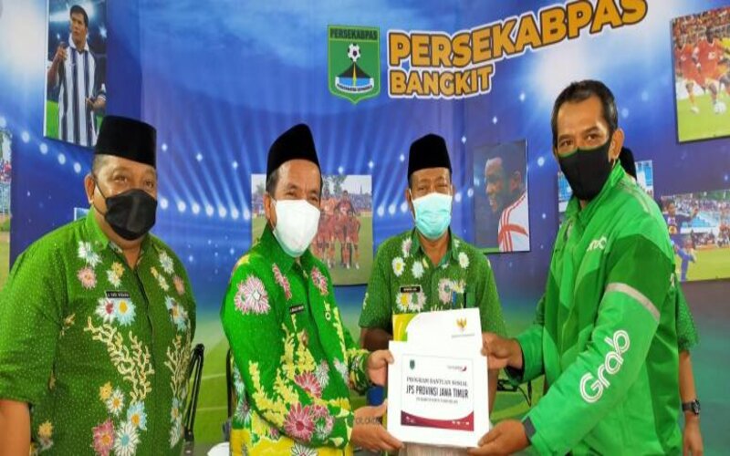 Wakil Bupati Pasuruan Abdul Mujib Imron (kiri) menyerahkan bansos secara simbolik bagi warga terdampak PPKM di Kab. Pasuruan, Kamis (9/9/2021)./Istimewa