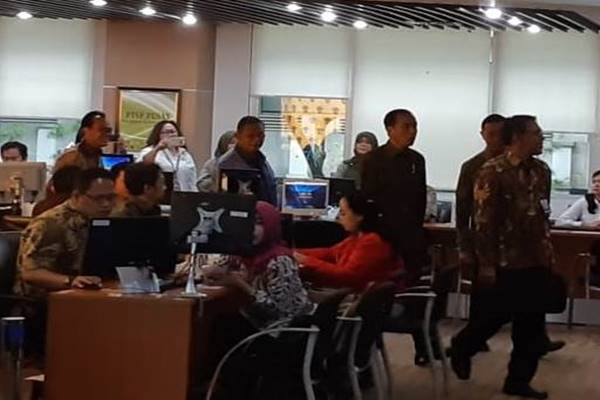 Presiden Joko Widodo meninjau lokasi pendaftaran Online Single Submission di Kantor BKPM, Senin (14/1/2019). JIBI/BISNIS/Amanda Kusumawardhani