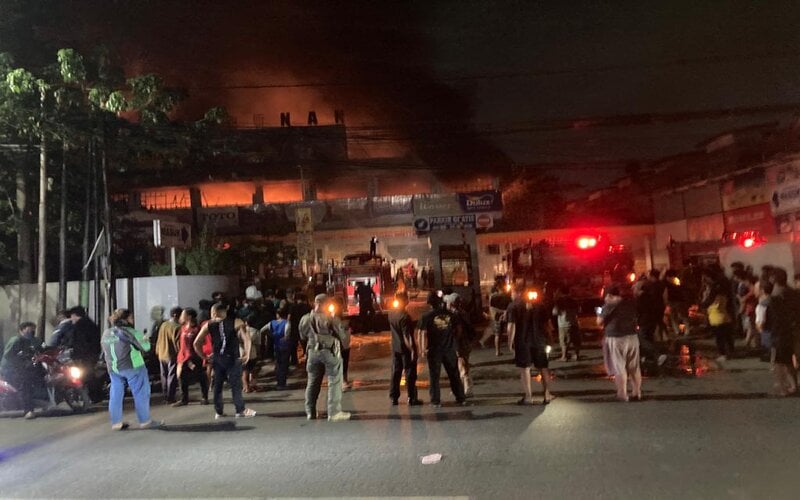  Kebakaran Hebat Melanda Gerai Depo Bangunan di Bekasi 