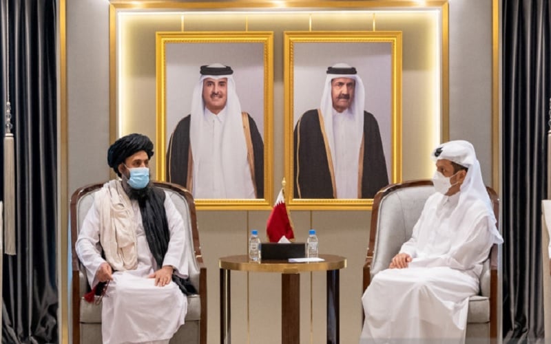 Wakil Perdana Menteri dan Menteri Luar Negeri Qatar Mohammed bin Abdulrahman Al Thani bertemu dengan Mullah Abdul Ghani Baradar, kepala biro politik Taliban, di Doha, Qatar, Selasa (17/8/2021)./Antara-Reuters