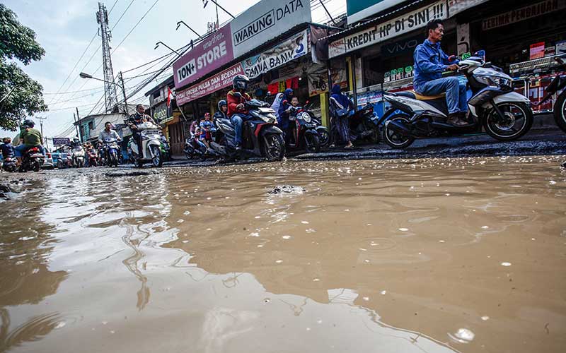  Kondisi Jalan Rusak di Bogor Membahayakan Pengendara Motor