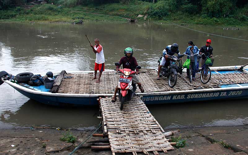  Warga Gunakan Perahu Untuk Menyebrangi Sungai Bengawan Solo