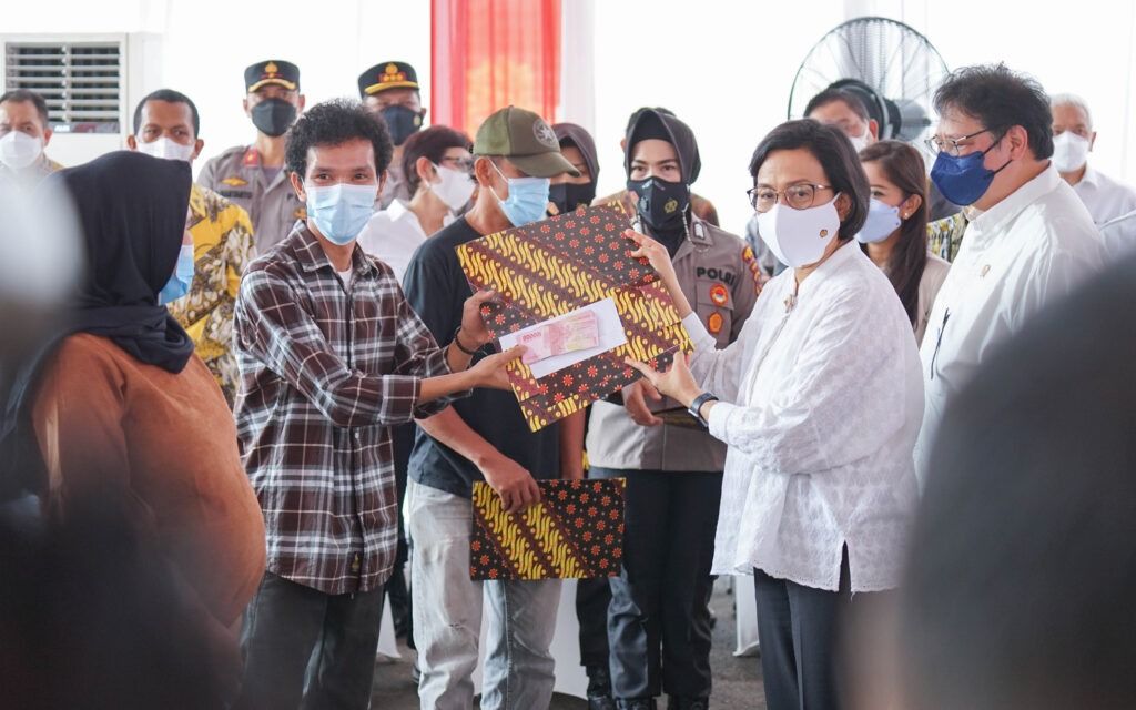  Dorong Perekonomian, Sri Mulyani Bagikan Bantuan Tunai Bagi PKL-Warung di Medan