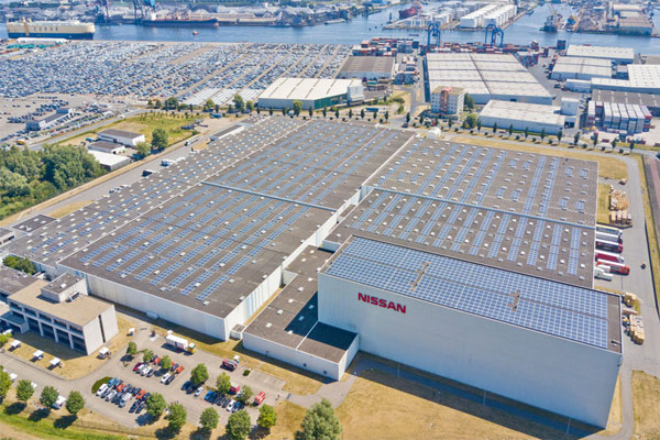 Nissan Motor Parts Center (NMPC) di Amsterdam beratap 9.000 panel surya. /NISSAN