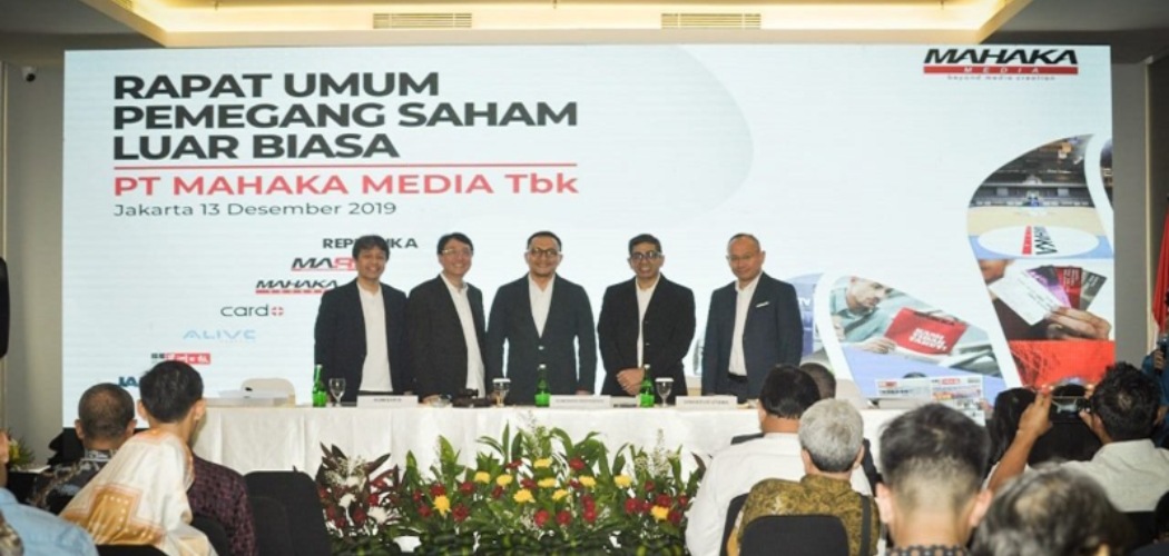 Manajemen PT Mahaka Media Tbk. (ABBA) berfoto bersama usai Rapat Umum Pemegang Saham Luar Biasa (RUPSLB) di Jakarta, Jumat (13/12/2019)./mahakamedia.com