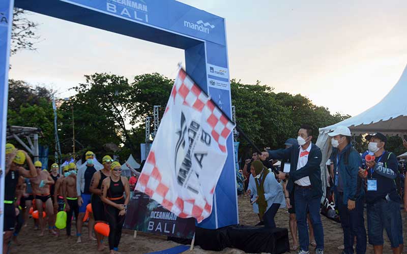  AXA Mandiri Sukseskan Lomba Renang di Bali