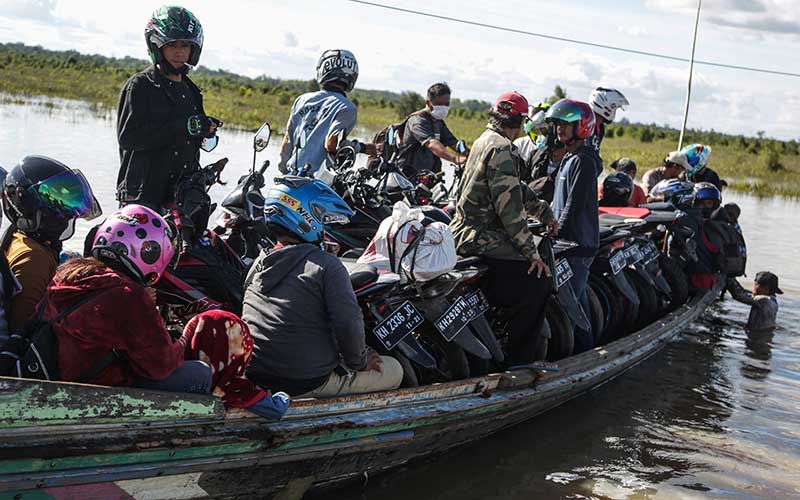  Banjir luapan Sungai Kahayan, Membuat Warga Memanfaatkan Jasa Transportasi Perahu