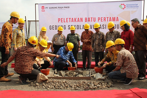 Peletakan batu pertama gedung sekolah Vokasi industri PT Gunung Raja Paksi di Cikarang, Jumat (15/2/2019). /GUNUNG PAKSI