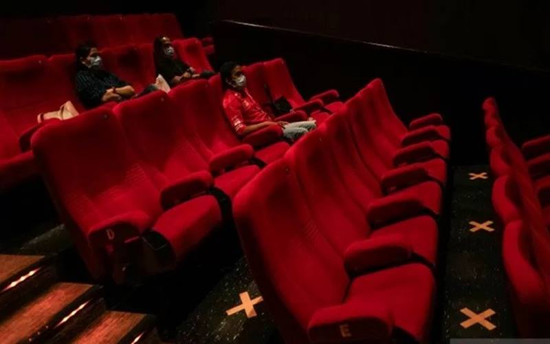 rnPengunjung menyaksikan film yang diputar di salah satu bioskop, di Kota Banjarmasin, Kalimantan Selatan, Senin (19/10/2020)./Antararn