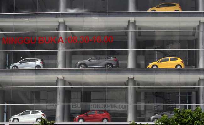 Display penjualan mobil baru di salah satu dealer Honda di Jakarta, Selasa (28/1/2020). /Bisnis-Arief Hermawan P