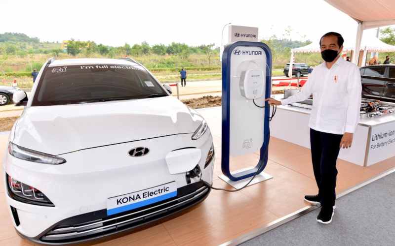 Presiden Joko Widodo meresmikan pembangunan pabrik baterai mobil listrik PT HKML Battery Indonesia di Karawang Jawa Barat./Agus Suparto
